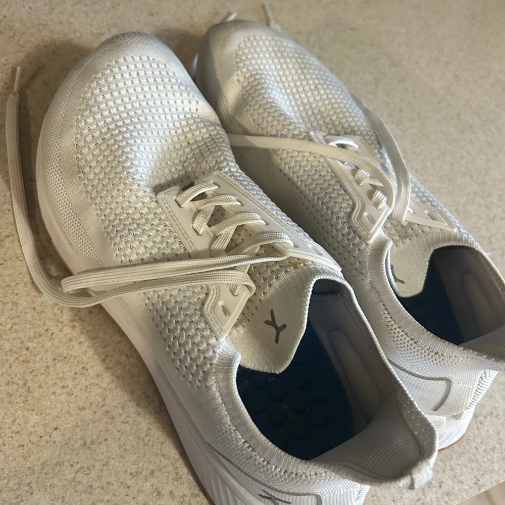 White Athletic Shoes with Breathable Mesh and Cushioned Midsole